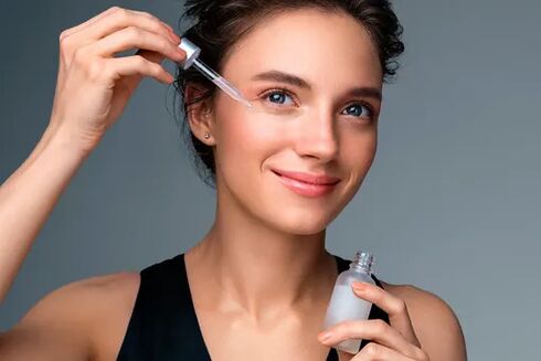niña usa suero para rejuvenecer