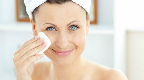Tratamiento facial para el rejuvenecimiento de la piel en casa.